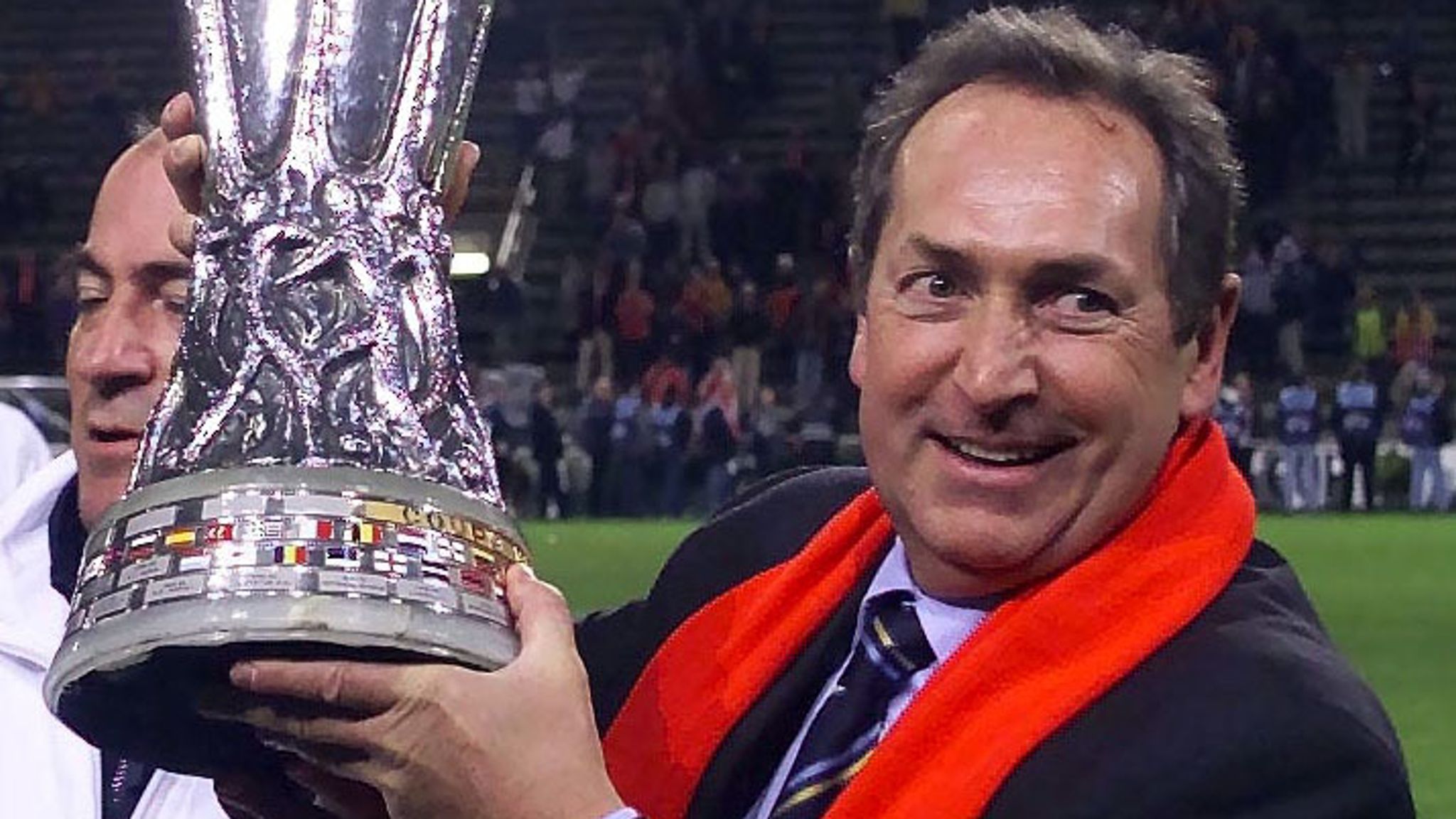 Gerard Houllier with the UEFA Cup after Liverpool defeated Alaves 5-4 under the Golden Goal rule in 2001[Image Source:Sky news ]