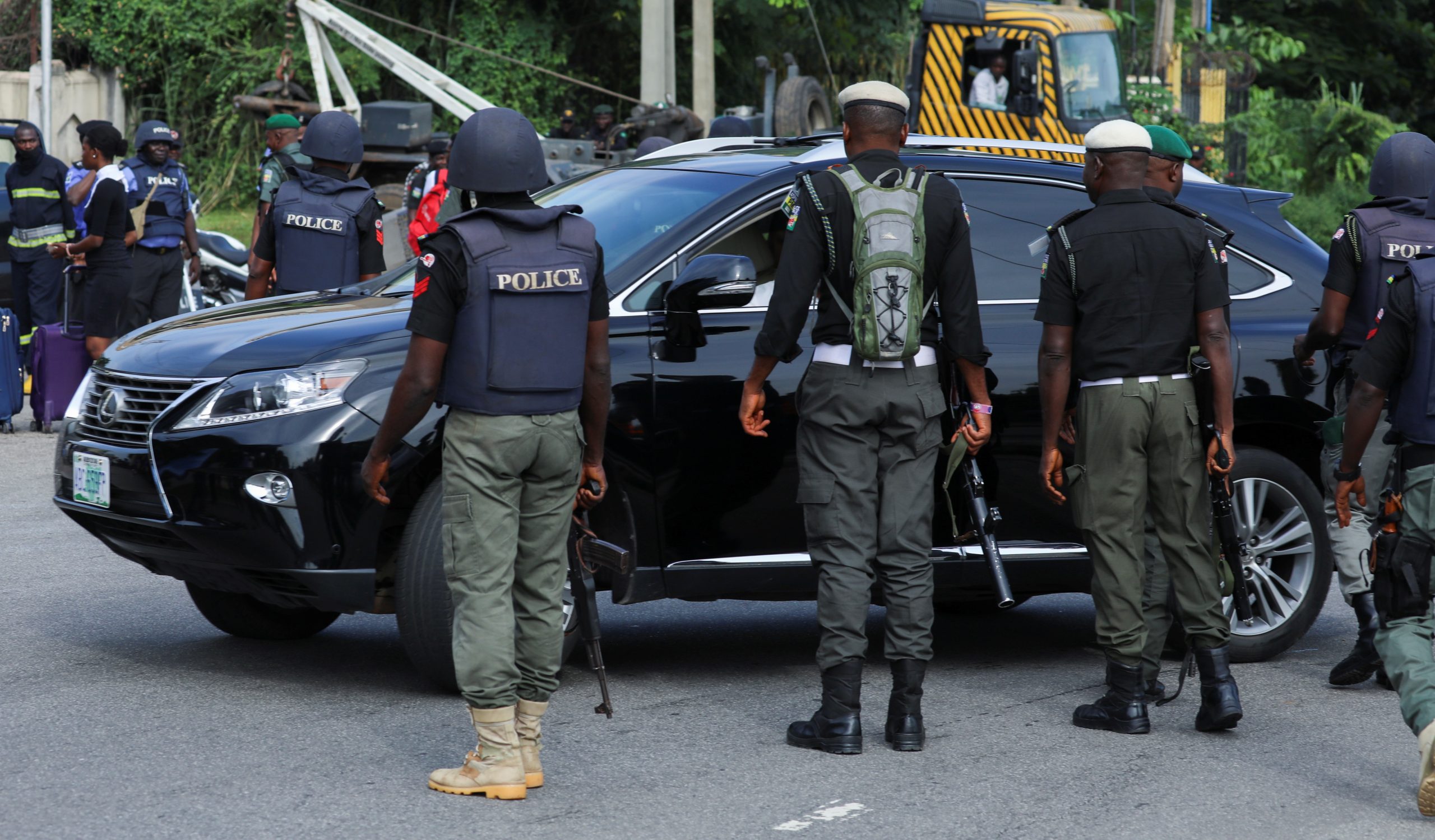Police officers are seen conducting checks on vehicles at the Federal High court in Abuja, Nigeria October 21, 2021. REUTERS/Afolabi Sotunde