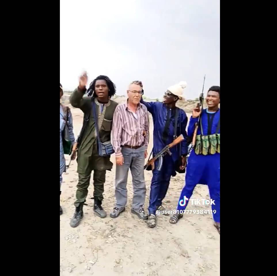 Video Wey Bandits Take Dey Joke With Oyibo Man Bust Everywhere