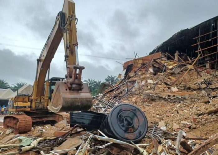 Pipo Wey Come Out From Anambra Collapsed Three-Storey Tok Wetin Hapun