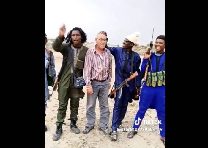 Video Wey Bandits Take Dey Joke With Oyibo Man Bust Everywhere