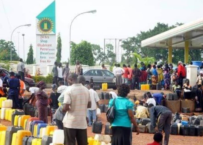 Dangote, marketers don reduce petrol prices as crude price fall